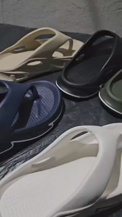 Chinelo Ortopedico - Alivium O Chinelo Ortopedico - Alivium foi desenvolvido para oferecer mais conforto, leveza e praticidade durante a rotina. Seu formato anatômico ajuda a acomodar melhor os pés, enquanto a base macia e o solado flexível proporcionam uma pisada mais agradável ao longo do dia. 