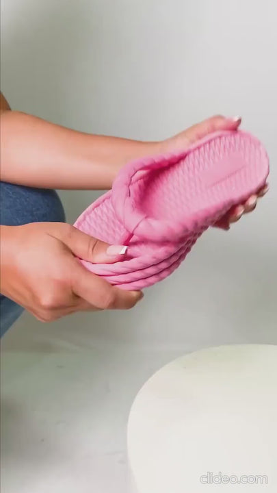 Chinelo Ortopedico - Nuvem Trança O Chinelo Ortopedico - Nuvem Trança combina conforto, leveza e um visual feminino moderno para acompanhar a rotina. 