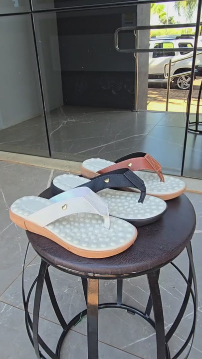 Chinelo Ortopedico - Max Conforto O Chinelo Ortopedico - Max Conforto foi desenvolvido para oferecer mais conforto, leveza e estabilidade durante a rotina. 