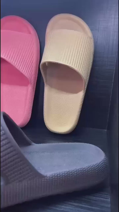 Chinelo Ortopedico - Ultra Nuvem O Chinelo Ortopedico - Ultra Nuvem foi desenvolvido para quem busca mais conforto, leveza e maciez ao caminhar. Sua base acolchoada ajuda a suavizar o impacto da pisada, enquanto o formato anatômico favorece uma melhor acomodação dos pés durante a rotina. 